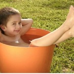 garcon dans bassine orange